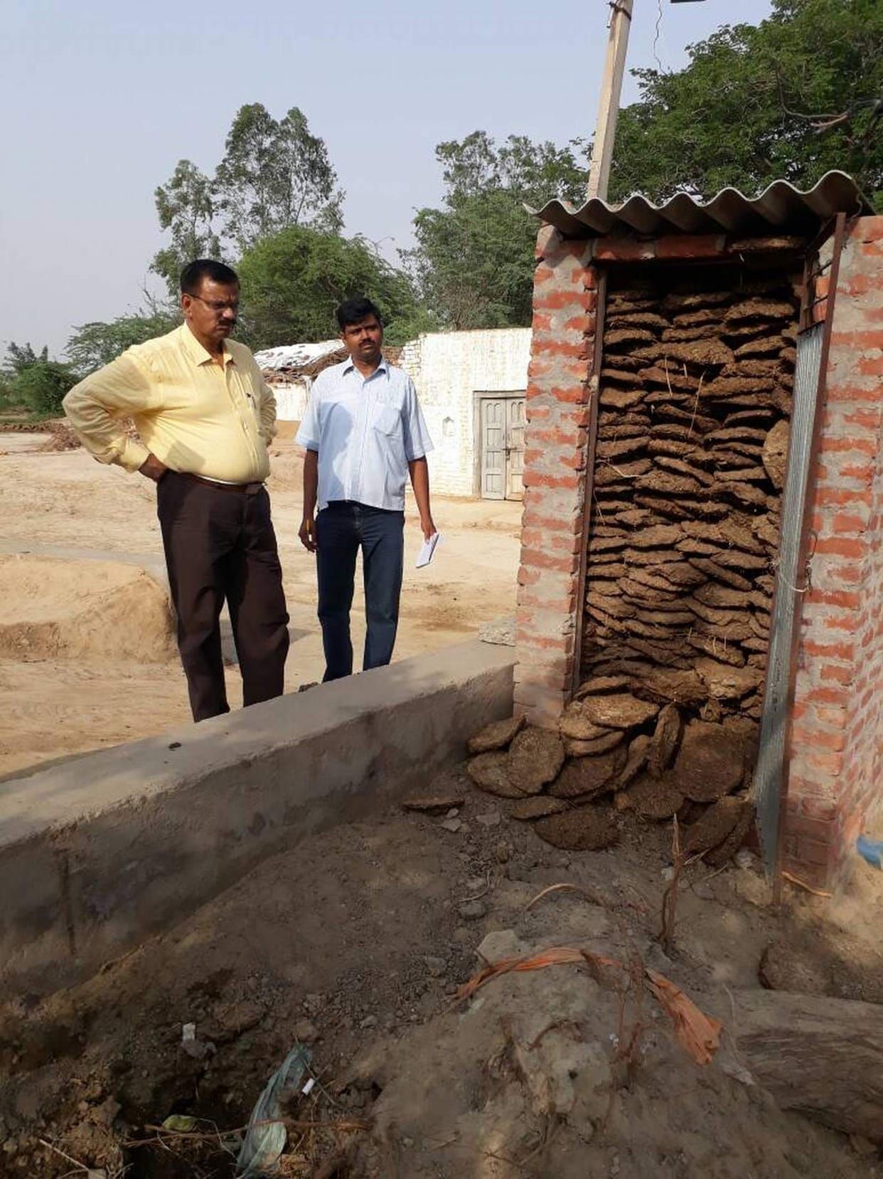 कंडे से भरे मिले डीएम को शौचालय