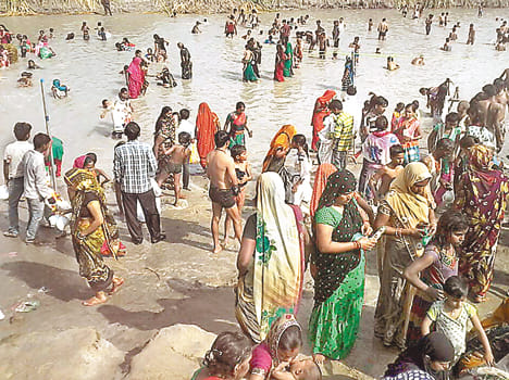 A crowd of pilgrims to dive in the canal