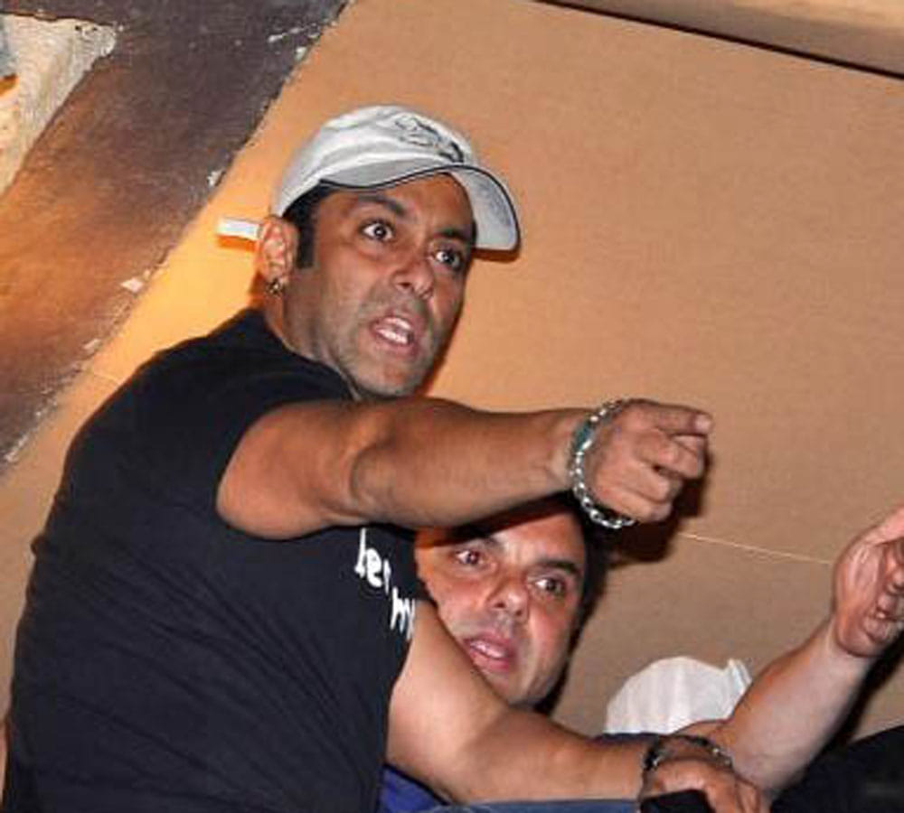unidentified person enter in salman khan house galaxy appartment