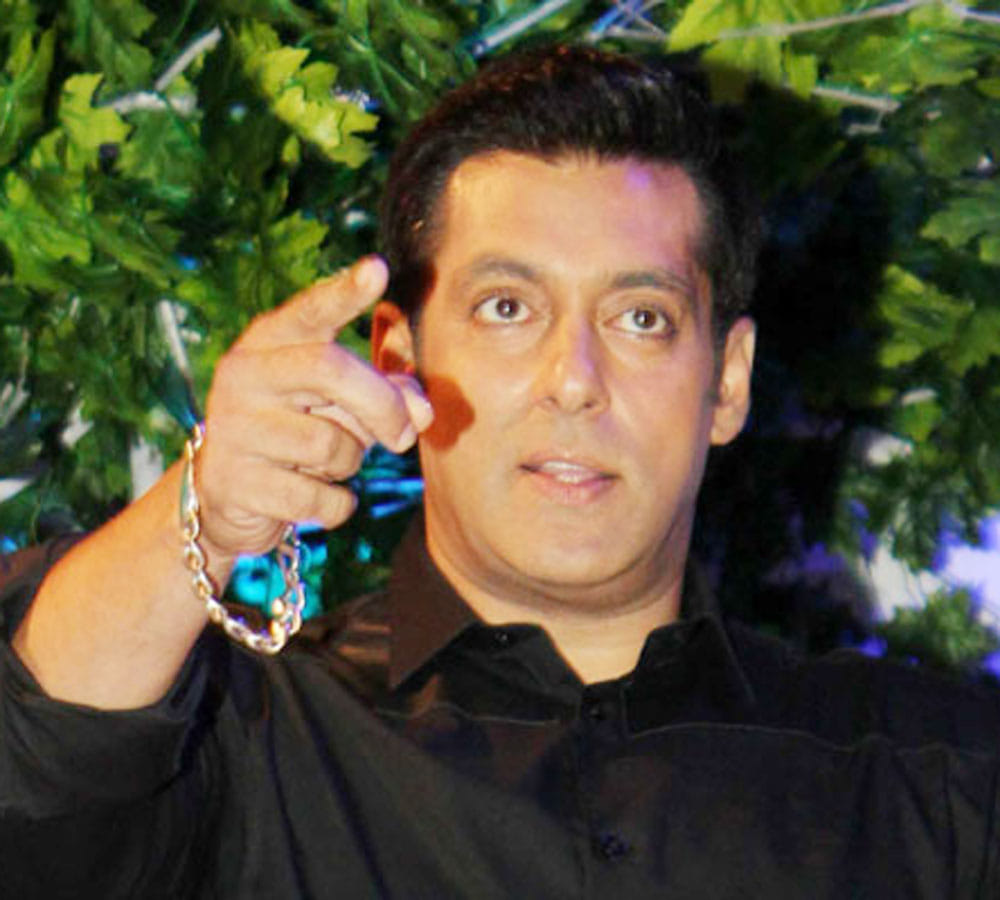 unidentified person enter in salman khan house galaxy appartment