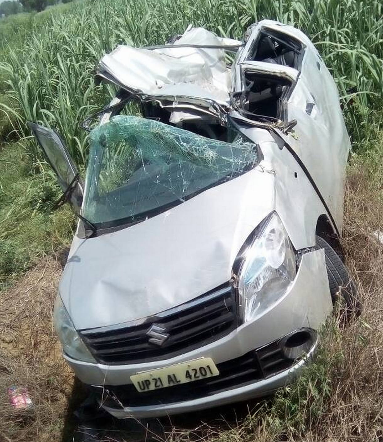 Uncontrolled car stuck with tempo, one die.