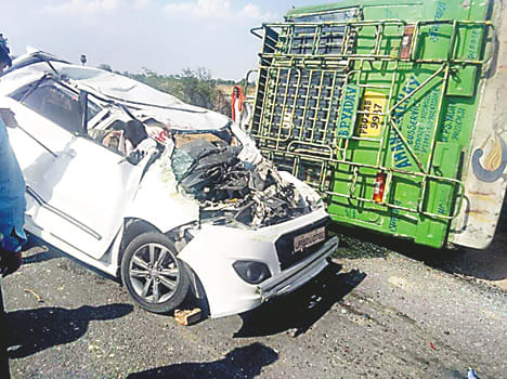 Car-bus collision, three injured including doctors