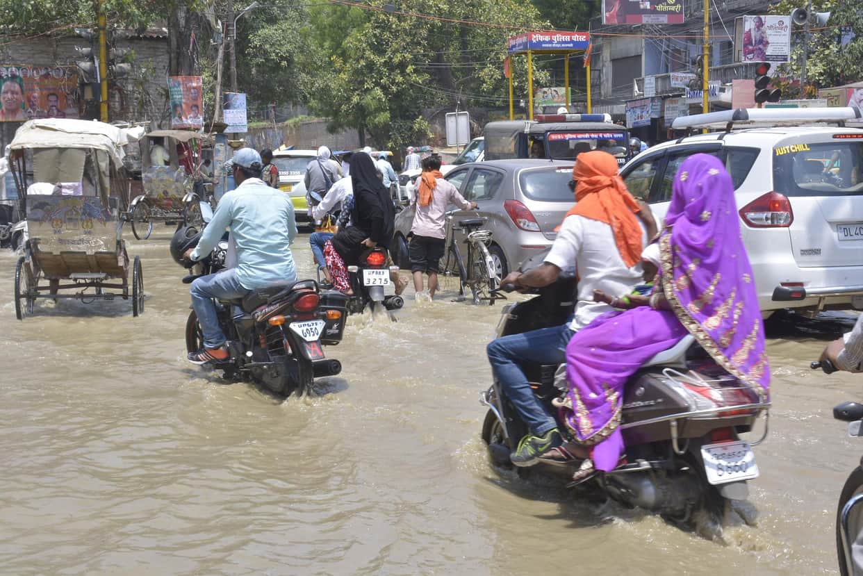 Floods on roads before rain in Varanasi, people in panic
