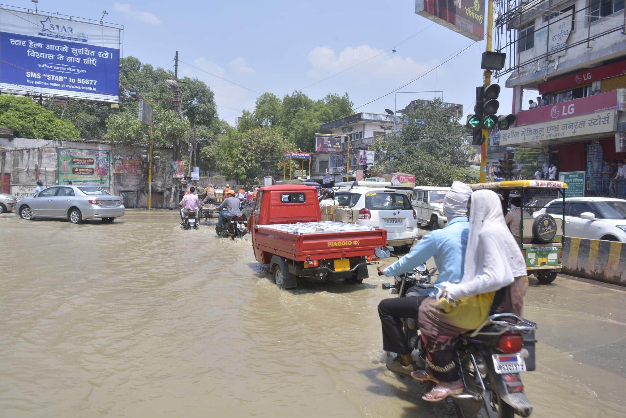 Floods on roads before rain in Varanasi, people in panic