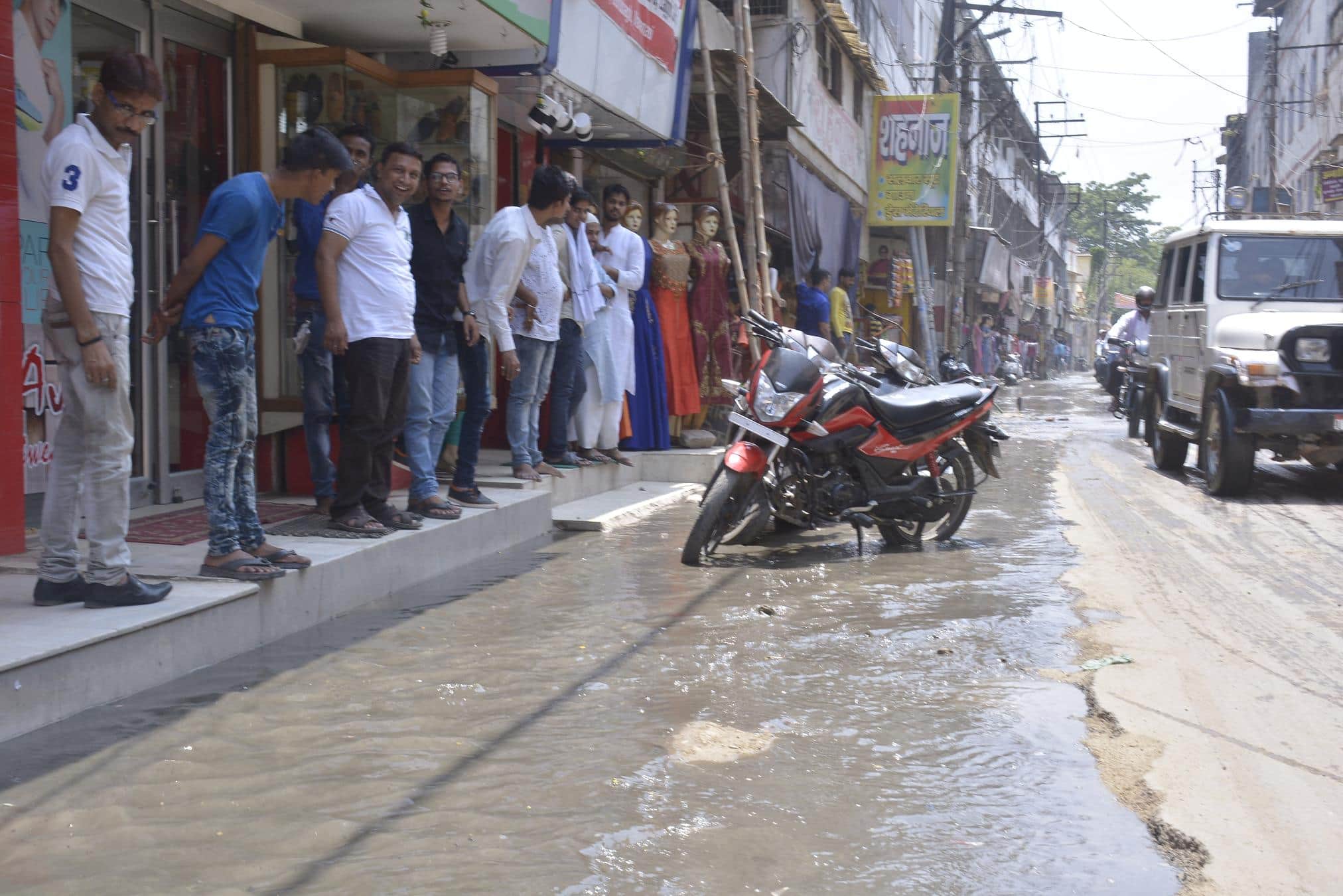 Floods on roads before rain in Varanasi, people in panic