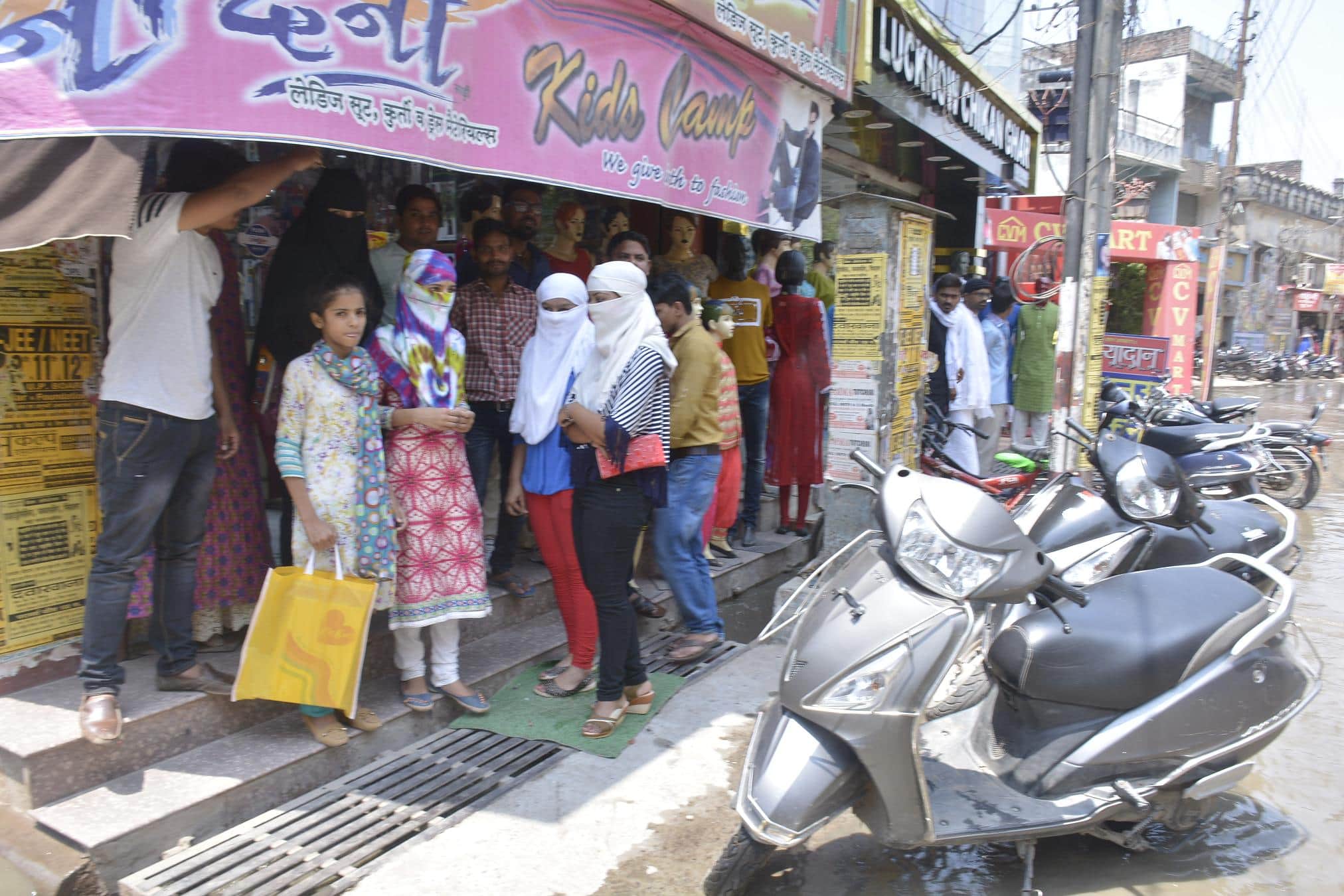 Floods on roads before rain in Varanasi, people in panic