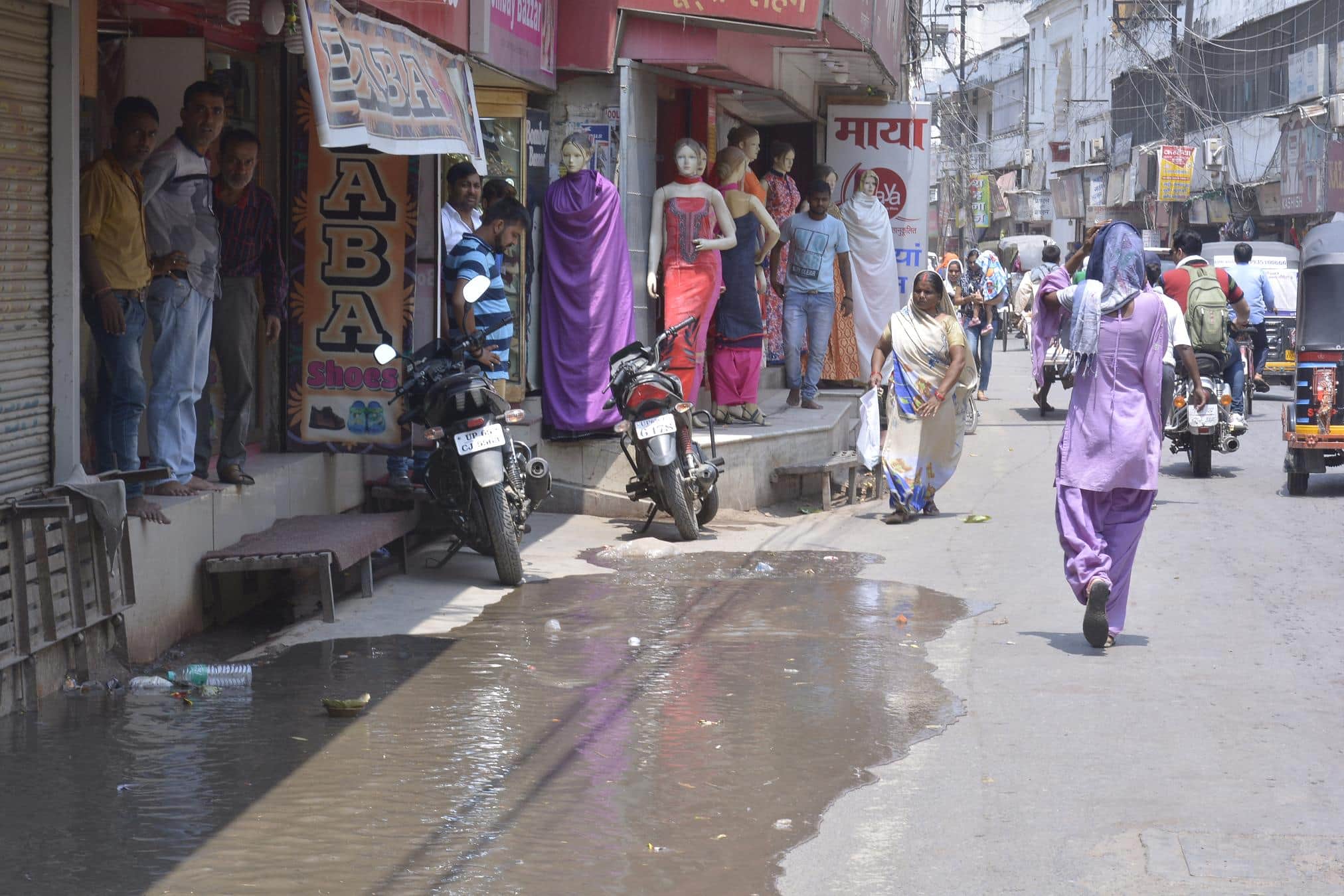 Floods on roads before rain in Varanasi, people in panic