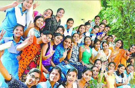 Girls in all districts of the intermediate topper