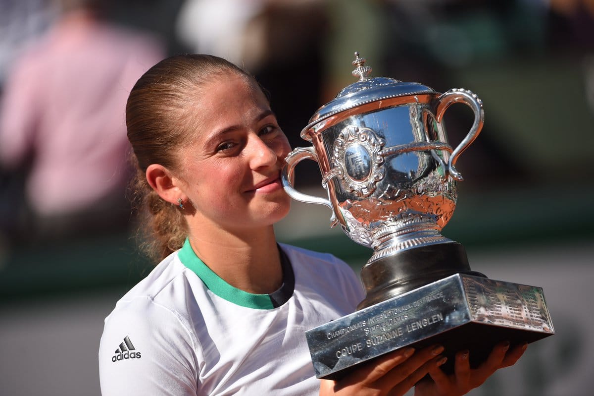 Unseeded Jelena Ostapenko beats Simona Halep to win French Open women's Single title 