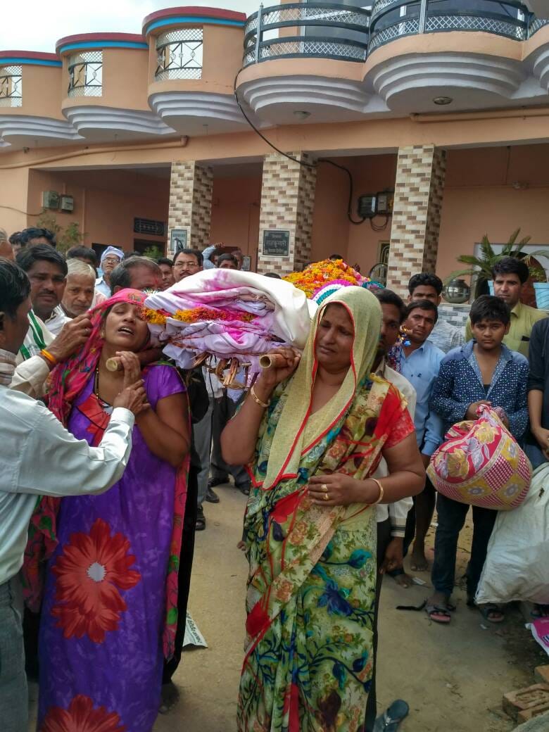 two daughter involved in funeral ceremony of her father in karauli 