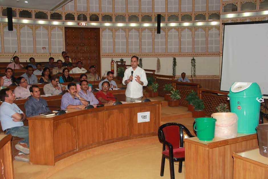 Mayor gave instructions to shopkeepers to use dustbin