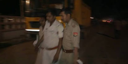 shivpal yadav on strike in police station saifai