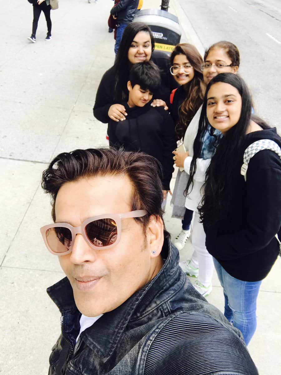 Megastar Ravi kishan looks like this in America, now shooting in Varanasi