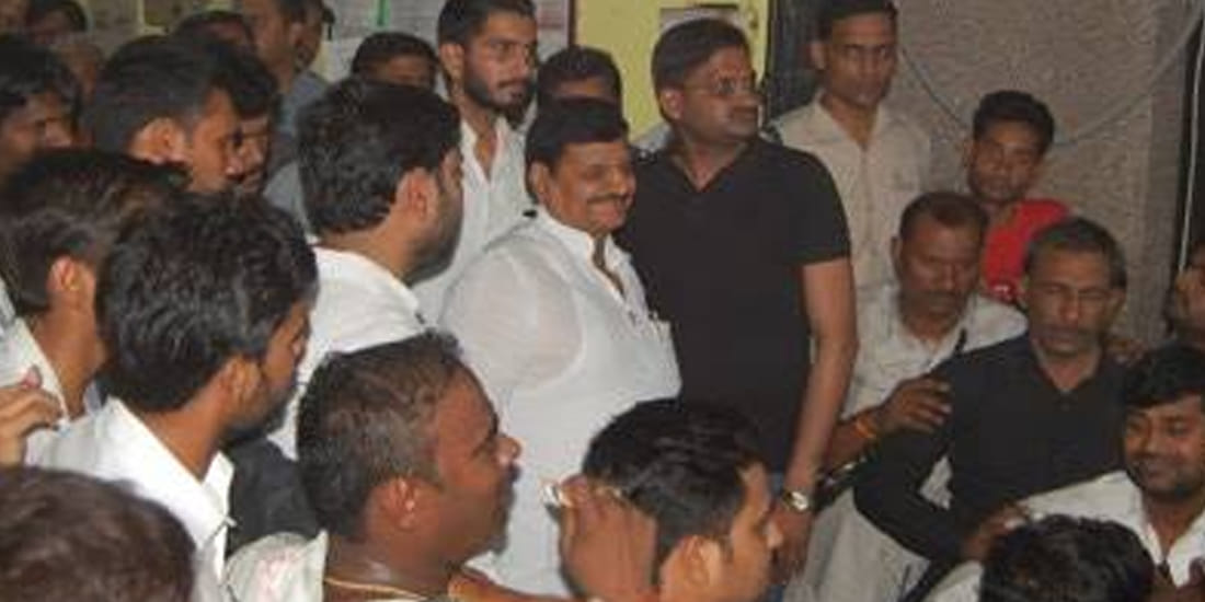 shivpal yadav on strike in police station saifai