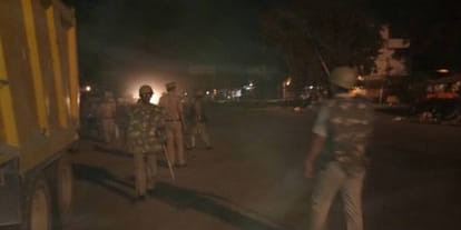 shivpal yadav on strike in police station saifai