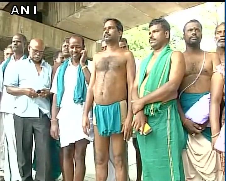 Tamil Nadu's Farmers continue their protest for the second day, demanding crop loss compensation 