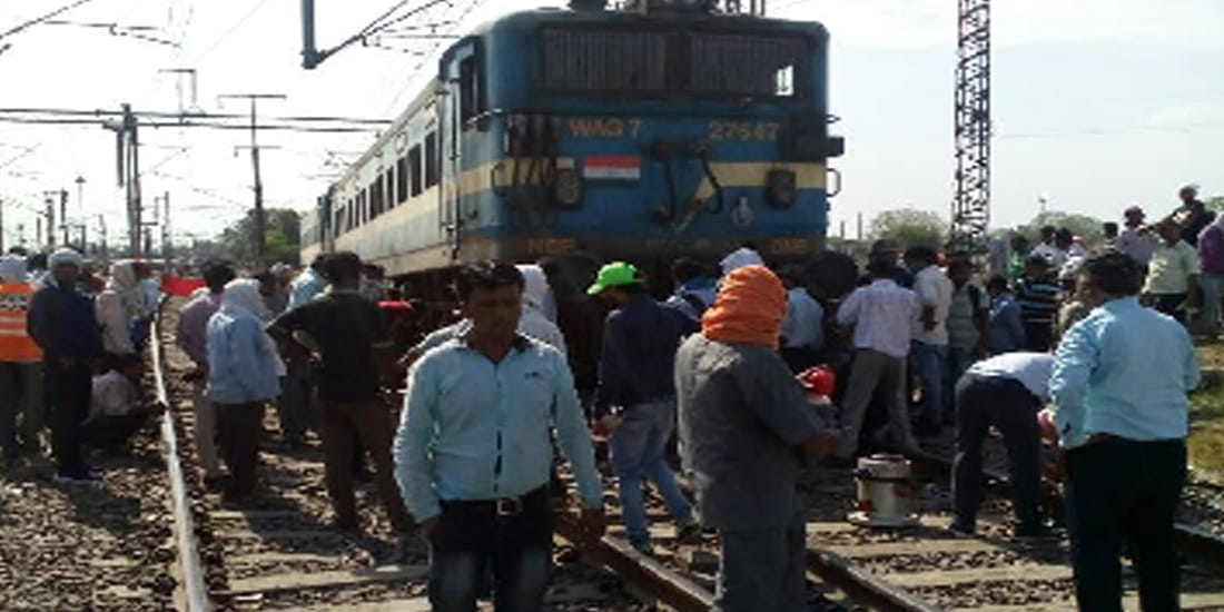 train engine derails root interrupted