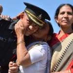 सुरजन को गले लगाकर चूमती दादी 