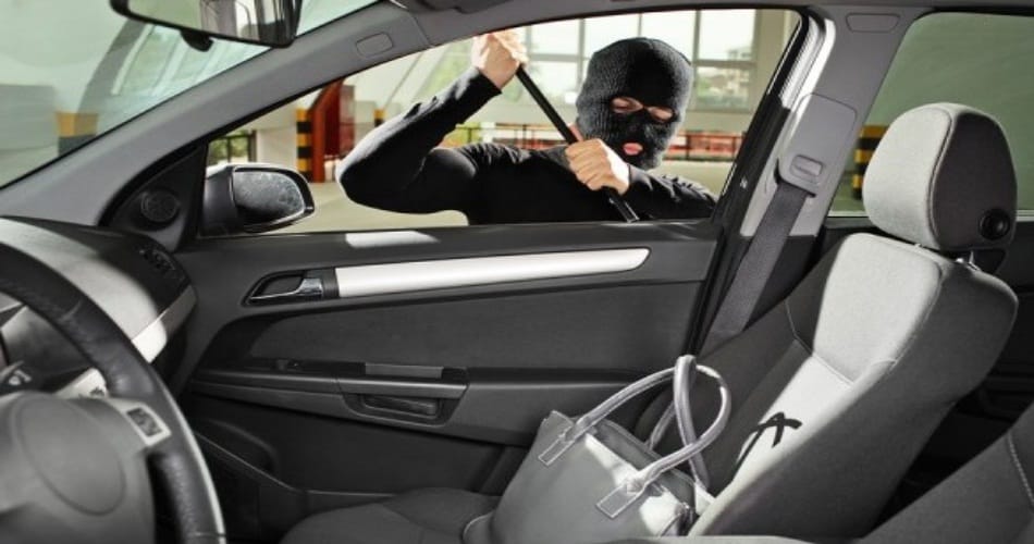 gang robbed lacs of rupee from car