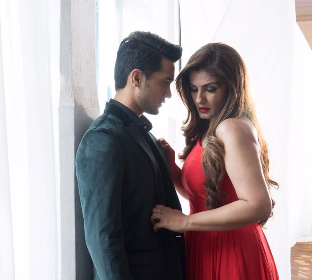 the bold video of raveena tandon seducing ashish bisht in shab