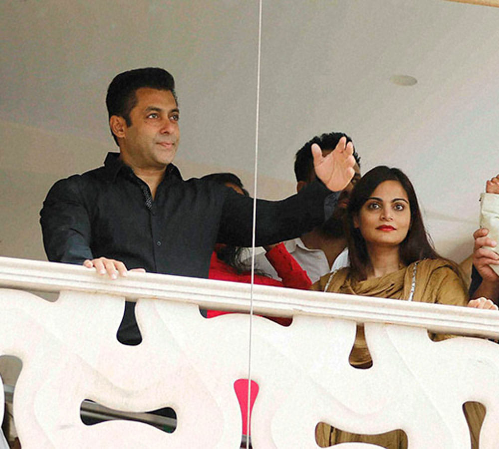 unidentified person enter in salman khan house galaxy appartment