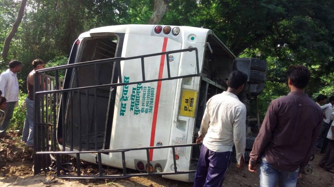 many injured in a bus accident in faizabad.
