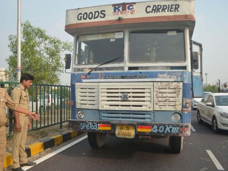 an accident on shaheed path in Lucknow.