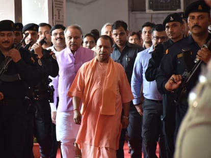 chief minister adityanath meet with officers.