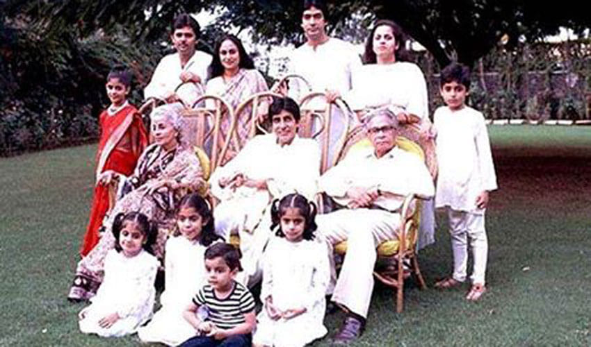 abhishek bachchan share family pic amitabh bachchan jaya bachchan