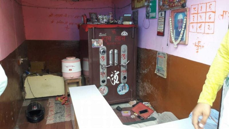 जांच का झांसा देकर दुकान से लाखों के गहने उड़ाए