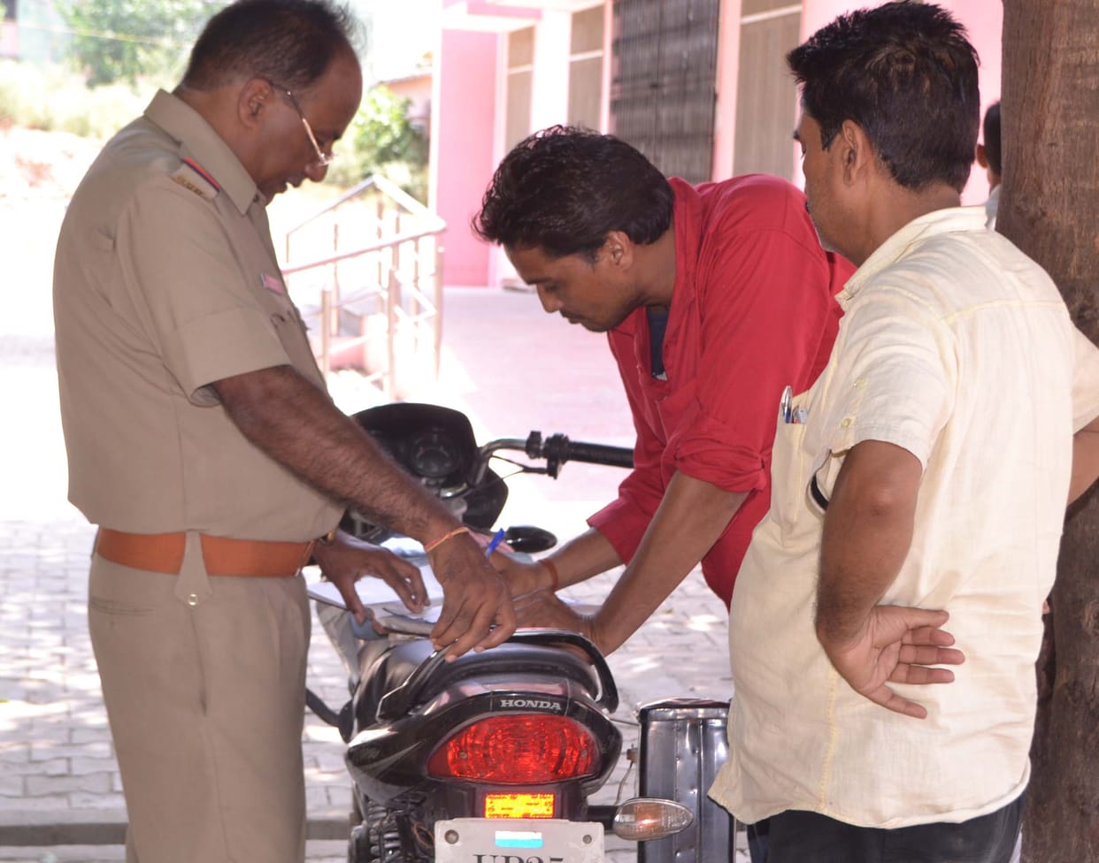 Car killed in a truck, one killed, three wounded