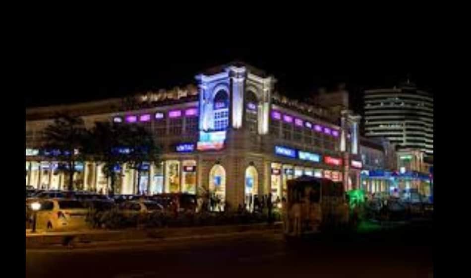 8 friends stucked in a cafe lift of connaught place delhi, safely rescued after 5 hours