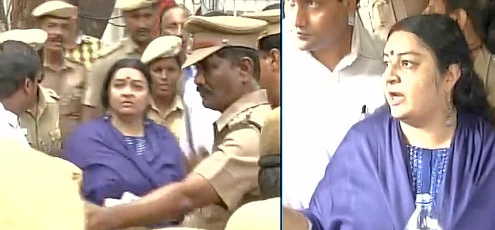 Deepa Jayakumar protesting outside Poes Garden residence of former Tamil Nadu CM Jayalalithaa