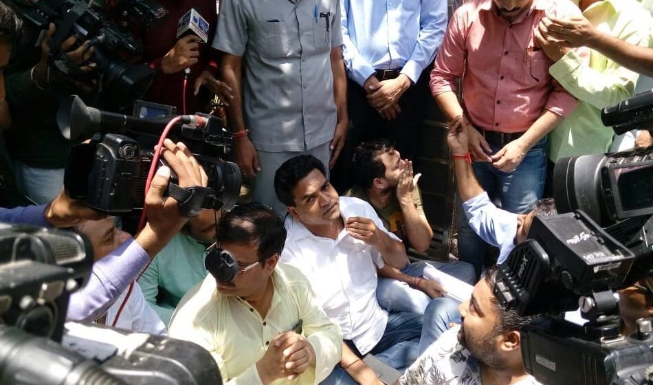 kapil mishra reaches kumar vishwas home but denied entry so he sat outside there