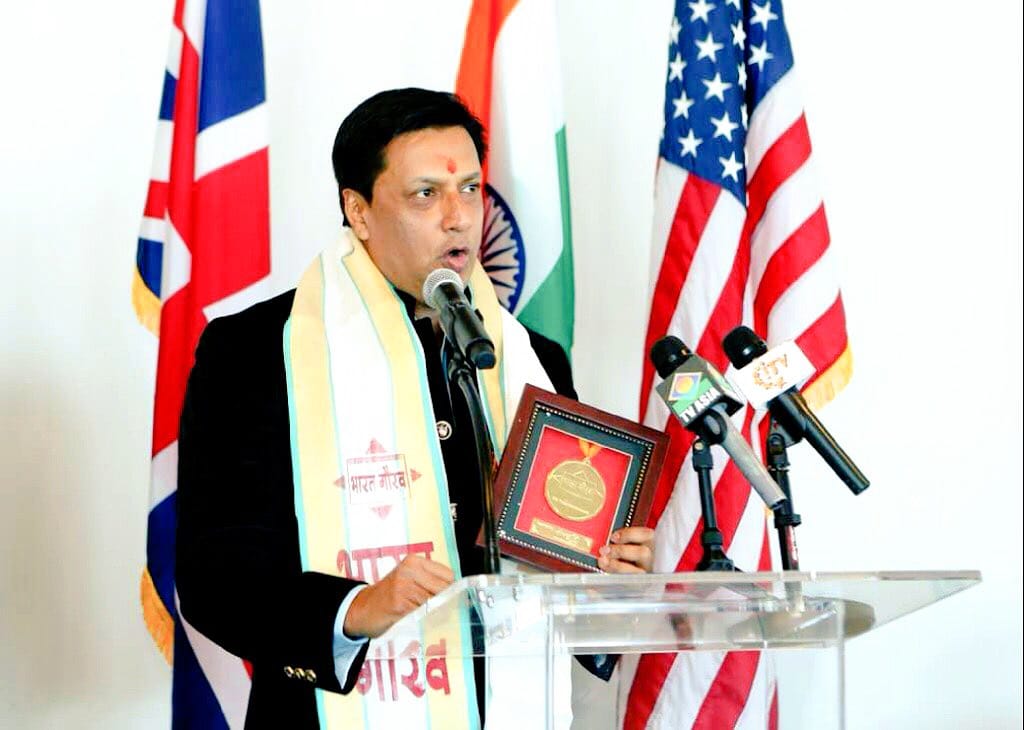 madhur bhandarker recieved Bharat Gaurav Award dedicates to Indian Armed Forces