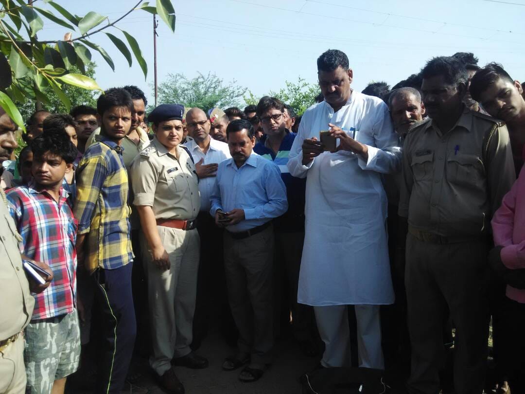villagers effort goes in vain for saving life in mathura accident