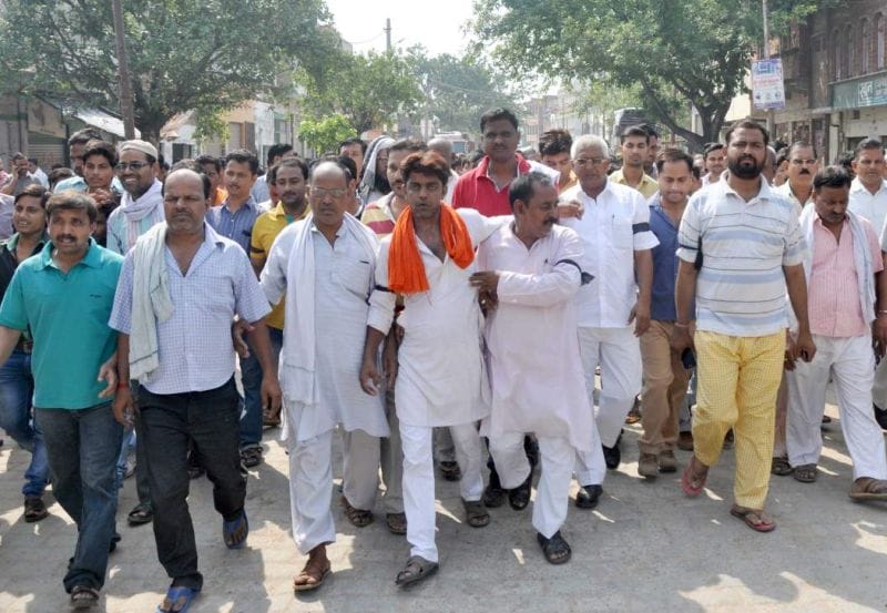 कारोबारियों ने बांधी काली पट्टी, प्रदर्शन