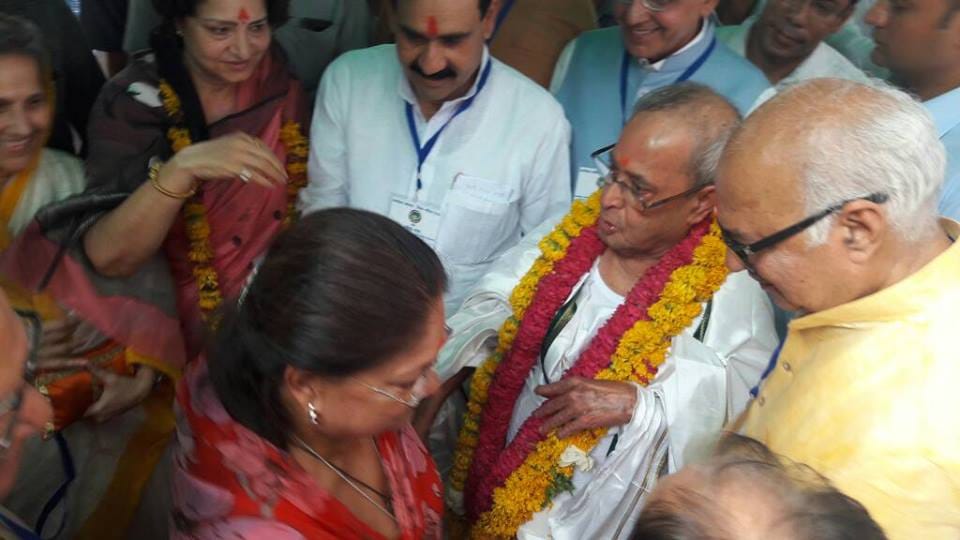 president pranab mukherjee visits pitambara peeth datia worship