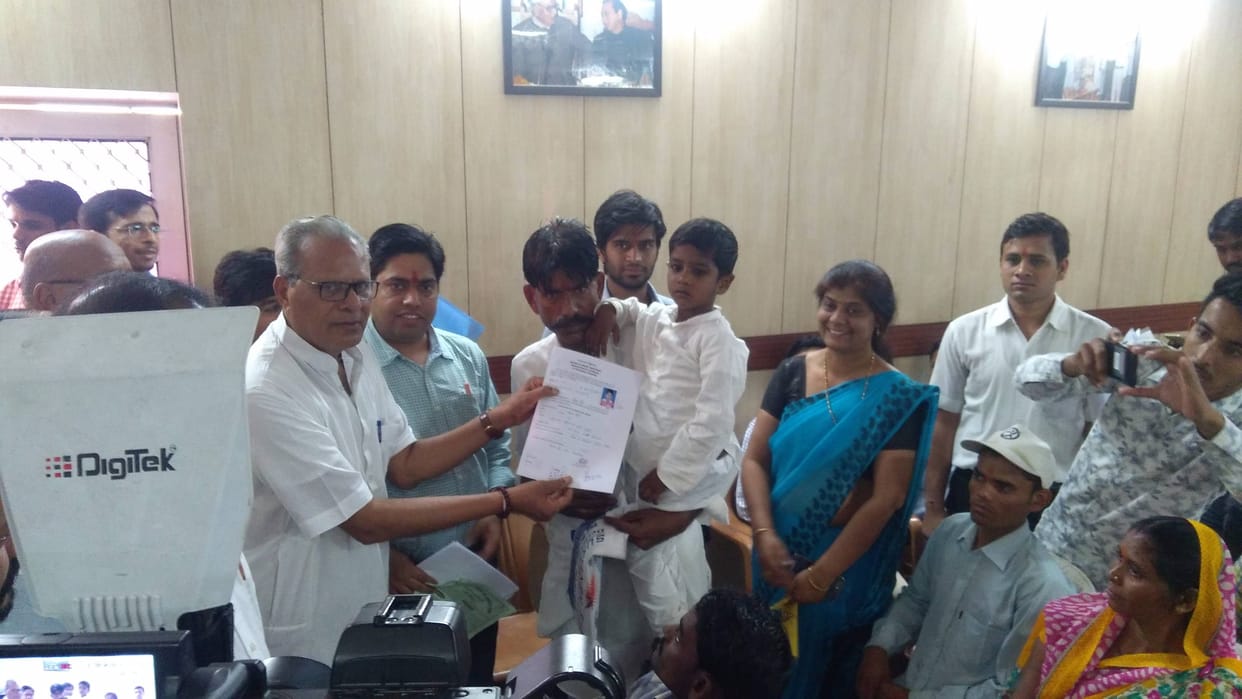 Saksham celebrate Helan Keler Jubilee in jaipur and distribute Certificate to handicape person