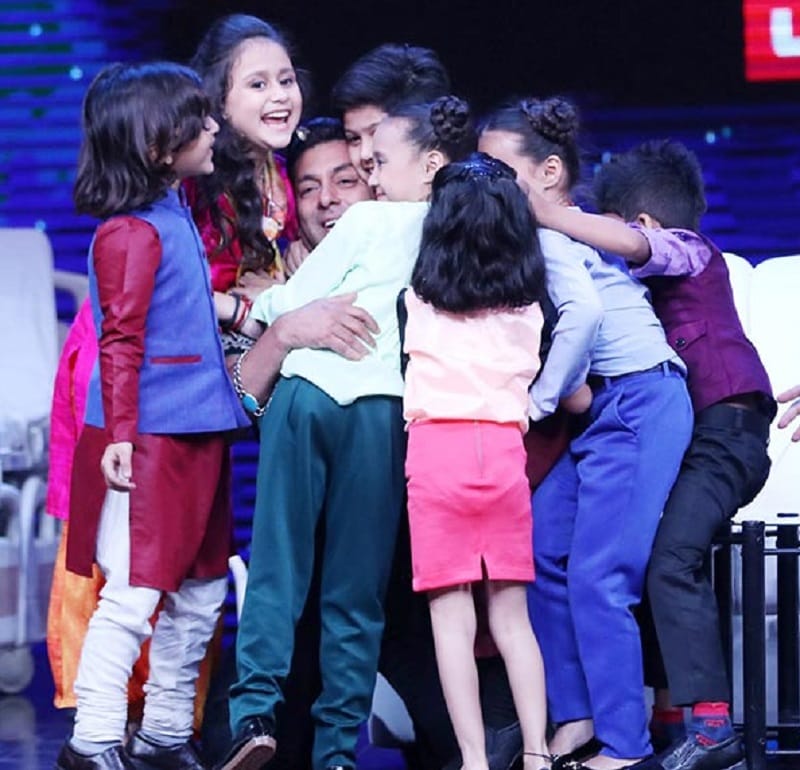salman khan and mouni roy will make you laugh with sunil grover in supernight with tubelight
