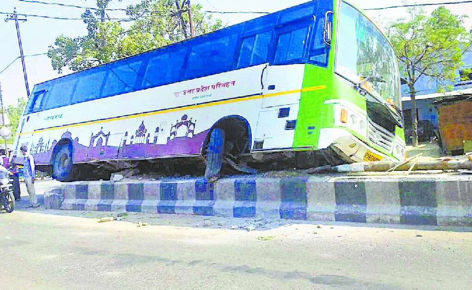 Bus got on the divider, many injuries