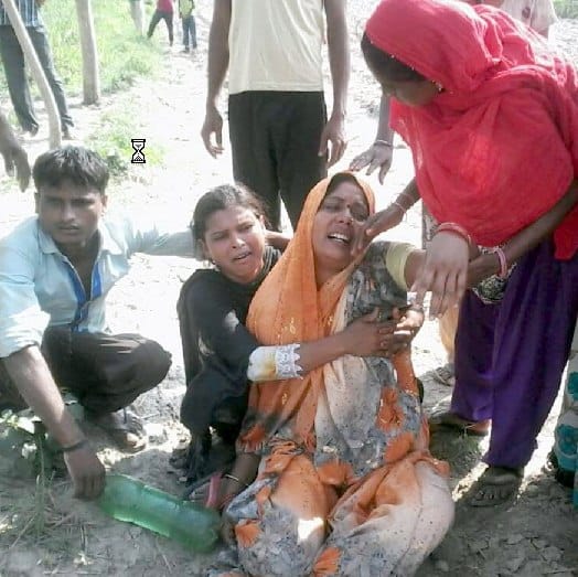 In front of daughter, father sheds his mother to death