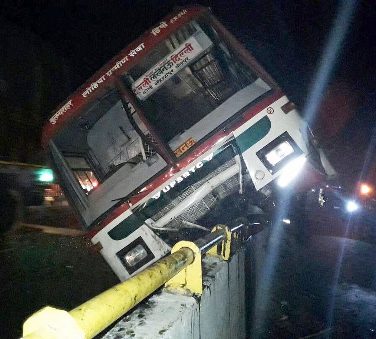 Dividers mounted bus crashes.