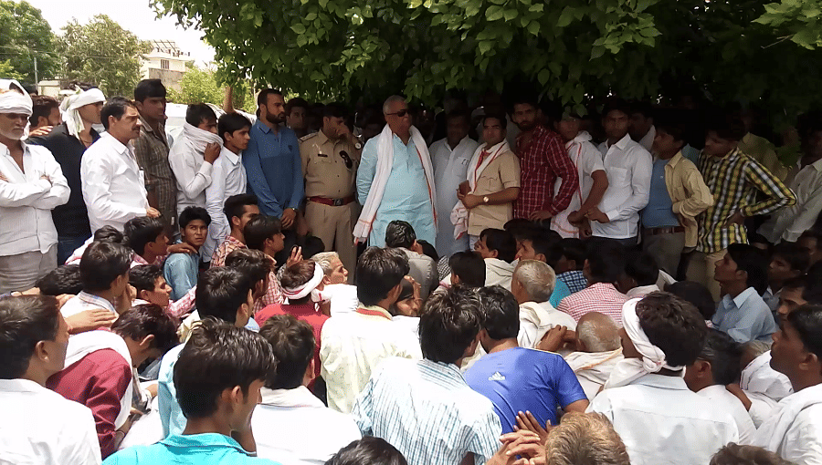 kirorilal meena visits alwar with his supporter to meet alwar police additional sp