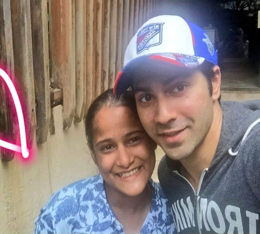 Girl Ran Away From Home To Meet Actor Varun Dhawan, Finally Met Her Favorite