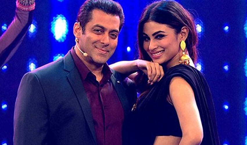 salman khan leaves naagin actress mouni roy embarrassed during super night with tubelight show