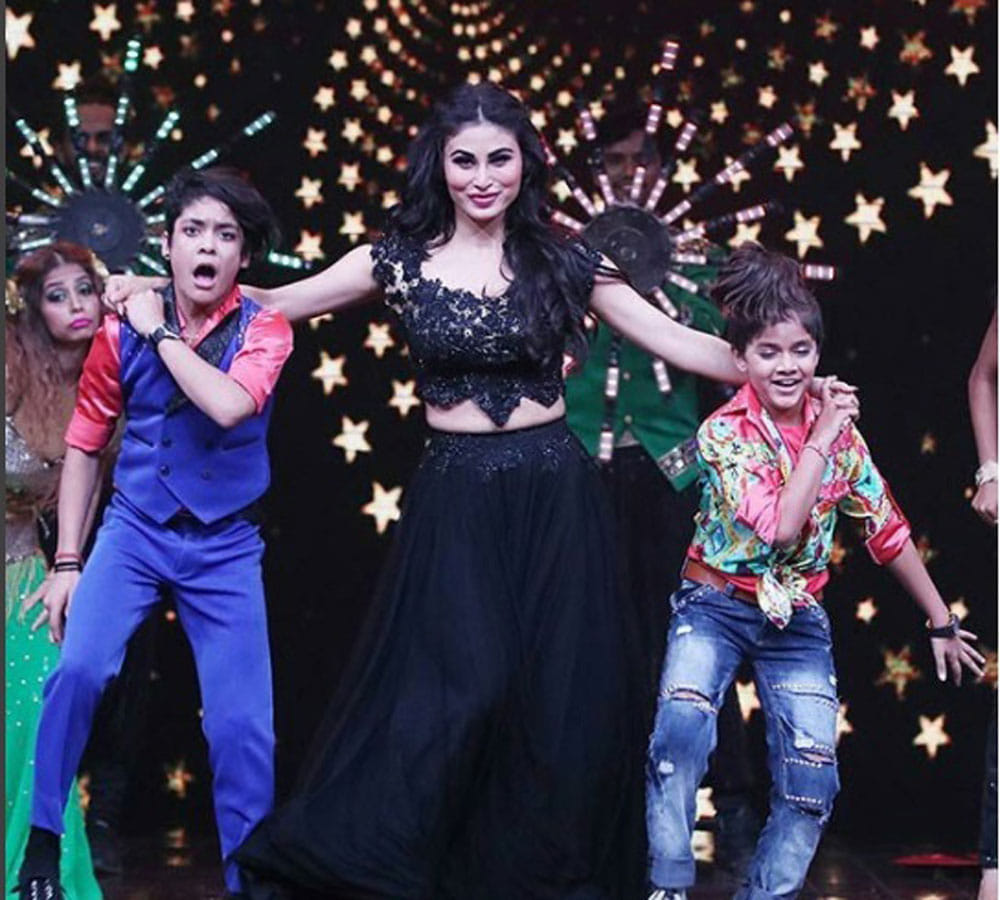 salman khan leaves naagin actress mouni roy embarrassed during super night with tubelight show