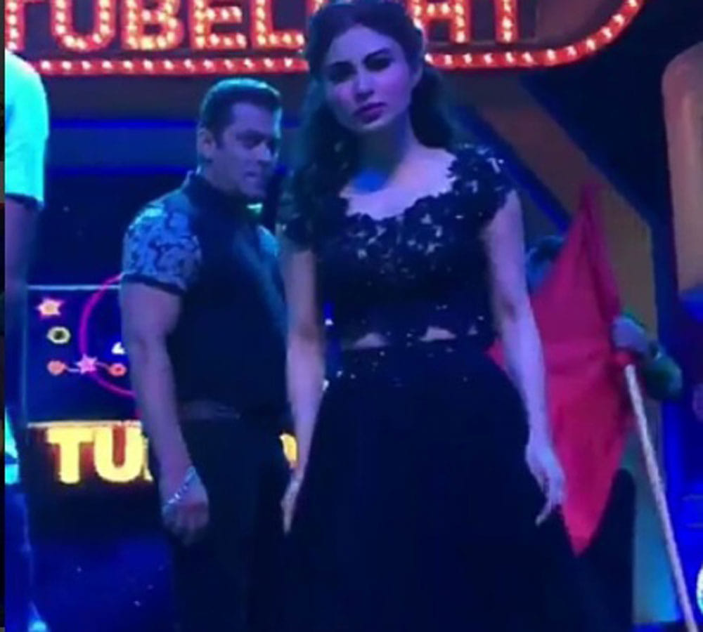 salman khan leaves naagin actress mouni roy embarrassed during super night with tubelight show