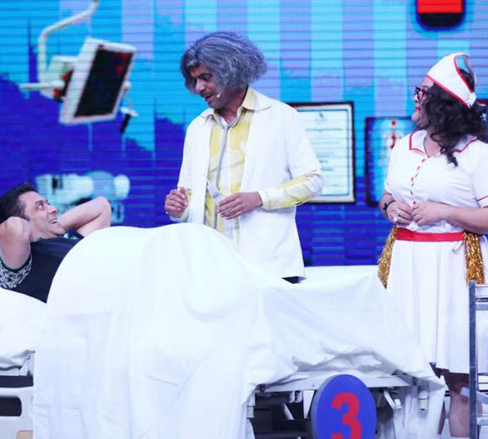 salman khan leaves naagin actress mouni roy embarrassed during super night with tubelight show
