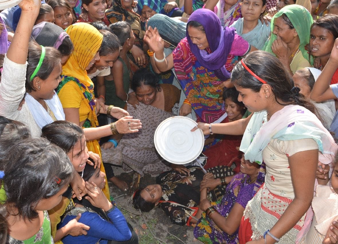 बिजली-पानी नहीं मिलने पर लगाया जाम